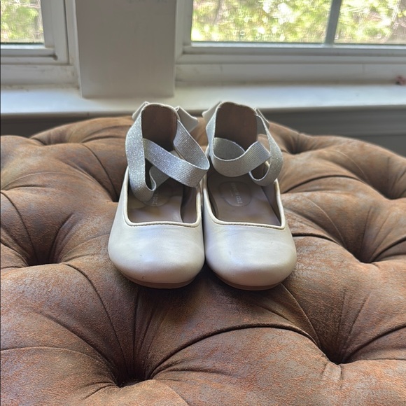 Kenneth Cole Elegant Kids' Silver Ballet Flats - Picture 1 of 7